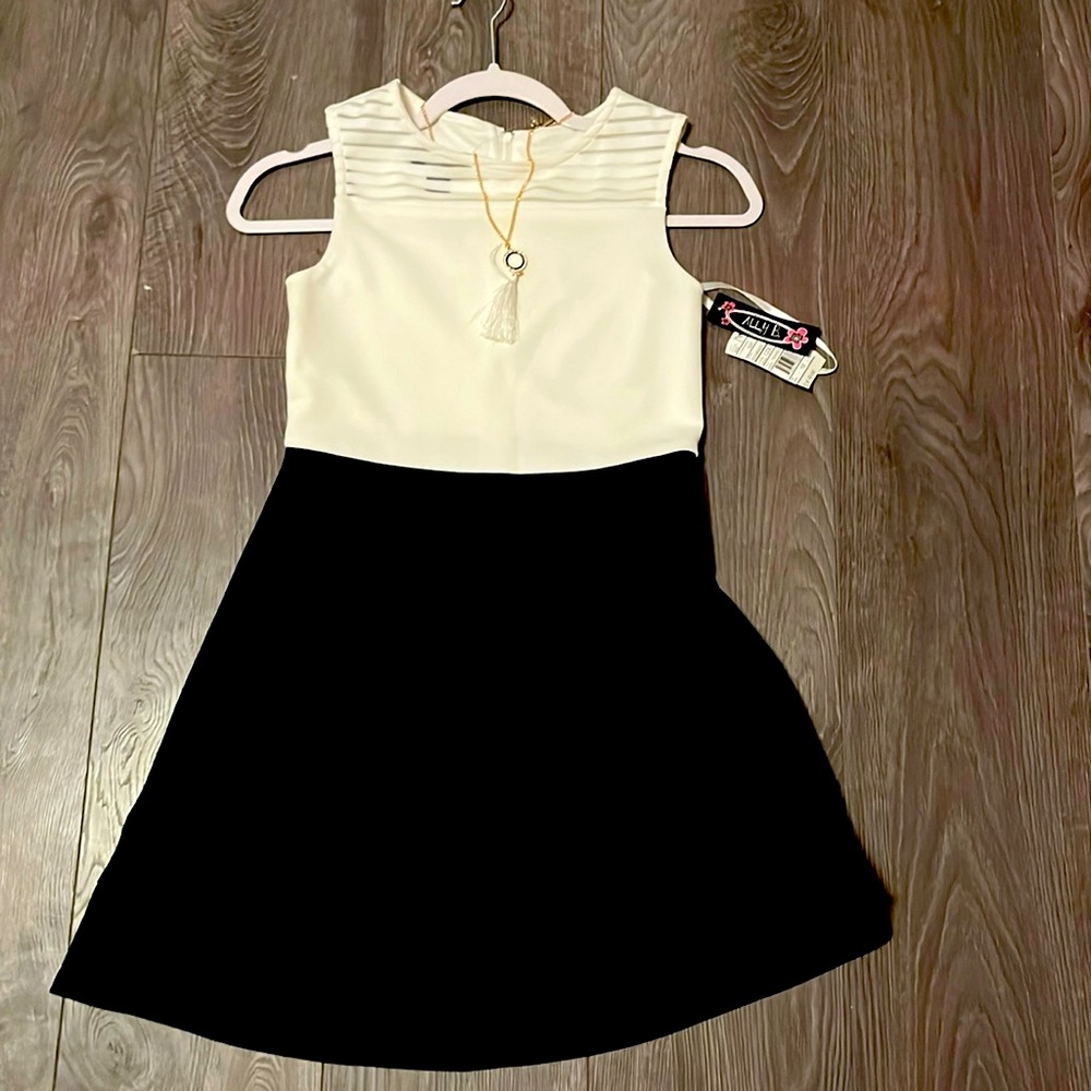 🌸🌸NWT Black And White Formal Dress does not come with Necklace